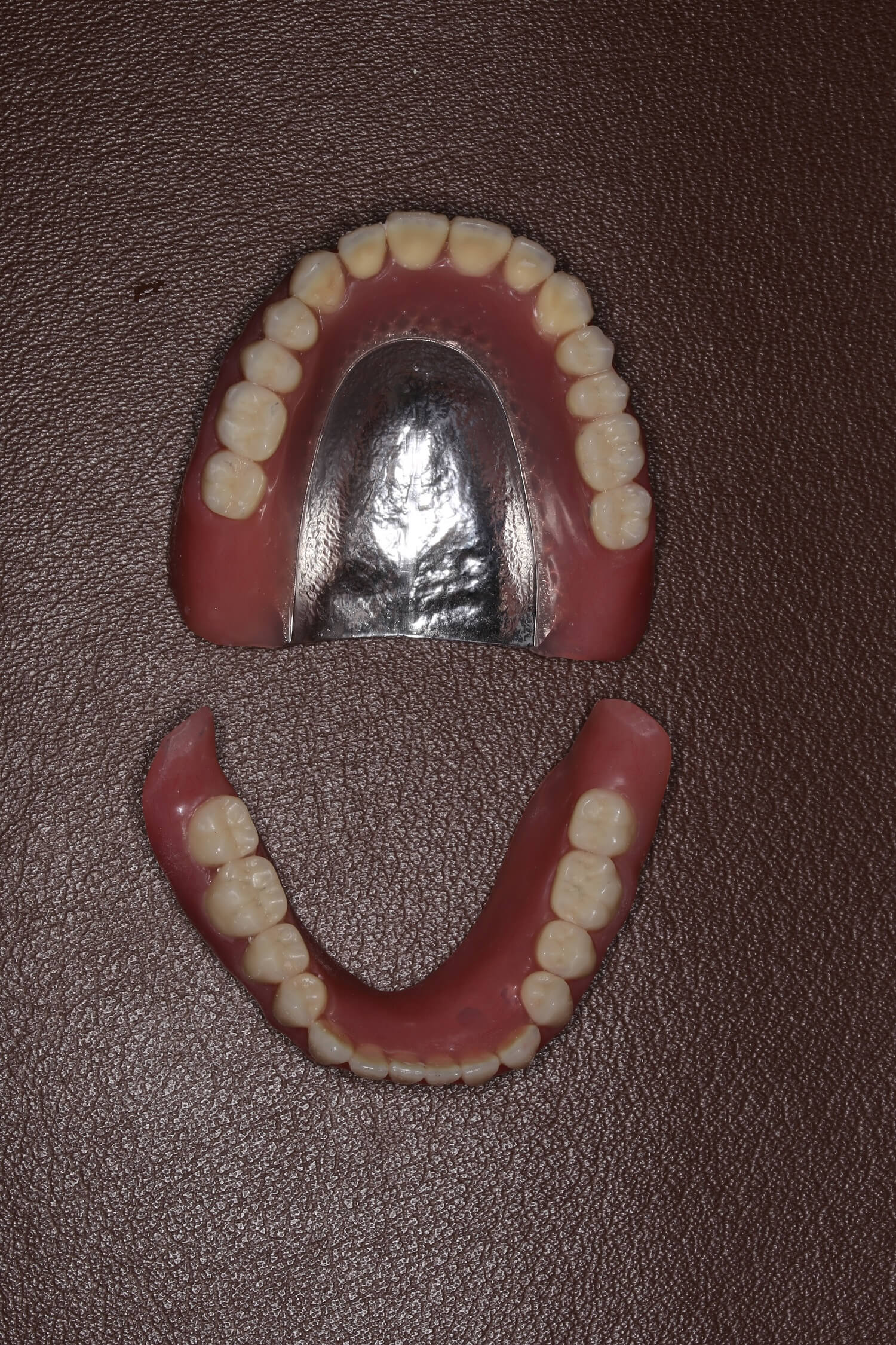 薄い違和感の少ない快適な入れ歯、磁石を用いた入れ歯、インプラント